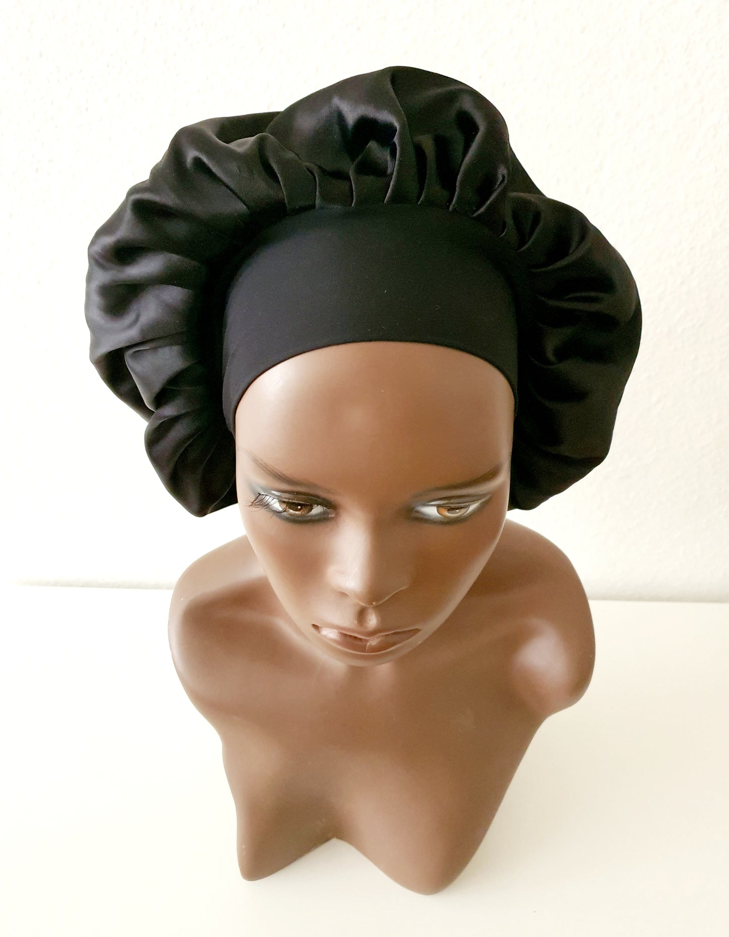 Bonnet en satin noir