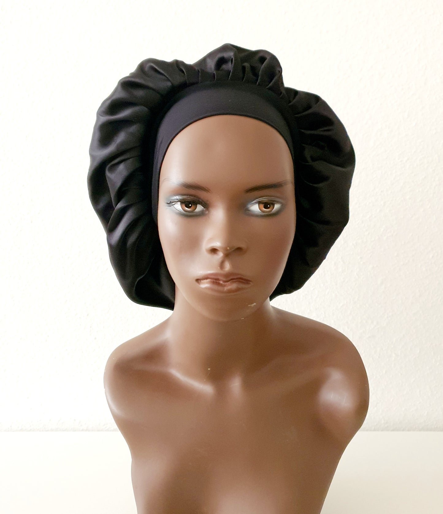 Bonnet en satin noir